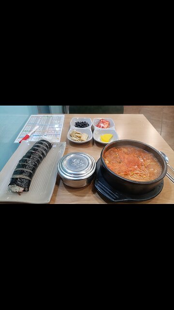 25.3.6 After work... Kimbop and spicy fish roe soup 김밥과 알탕.