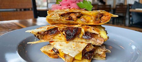 “Authentic Mexican Gringas 🌮 | Cheesy Pork & Tortilla Quesadilla Recipe You’ll Love 🇲🇽🔥”