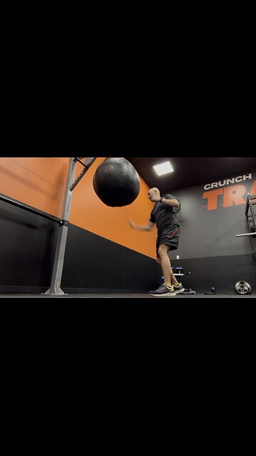 12/31/25: On my 72nd birthday, my bag workouts continue at Crunch Fitness in #Acworth, GA 30101. Upper Cuts Vertical Punches
