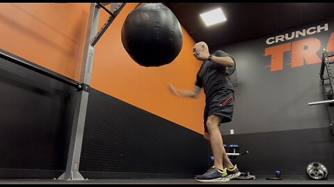 12/31/25: On my 72nd birthday, my bag workouts continue at Crunch Fitness in #Acworth, GA 30101. Upper Cuts Vertical Punches