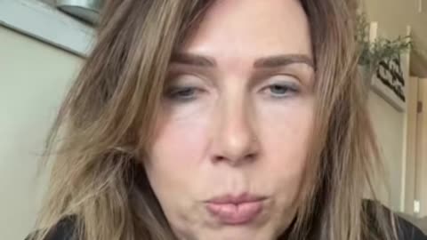 נפגעת מחיסון הקורונה מסבירה לציבור למה היא התחסנה היא לא ידעה שרשויות הבריאות והממשלה משקרות והיתה בטוחה בנרטיב בטוח ויעיל