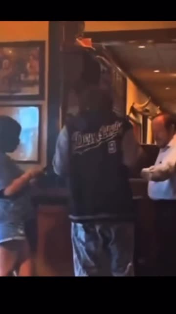 Lady goes back to restaurant she dashed on to get her forgotten purse, customers laugh