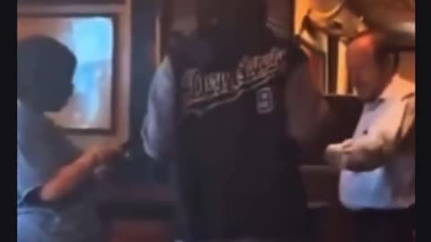 Lady goes back to restaurant she dashed on to get her forgotten purse, customers laugh