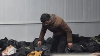 To historia nastolatka, który przetrwał 3 dni w worku na zwłoki. Przeżył, udając martwego. Był otoczony przez ciała. Milczenie było jego ochroną. Słyszał jęki innych osób w workach na zwłoki.