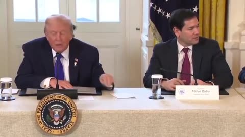 Rubio hands Trump a private note... then Trump reads it aloud..