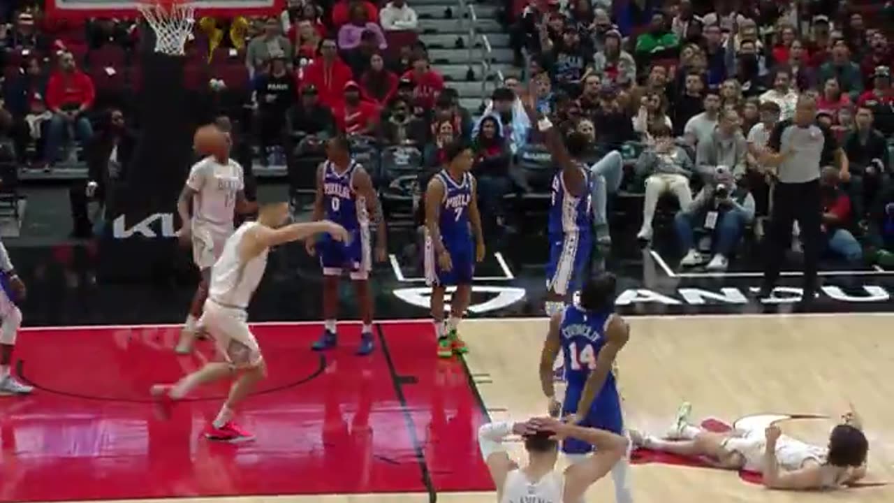 Giddey: "I GOT IT!" 😤 And-1 finish after grabbing his OWN MISS! #NBA