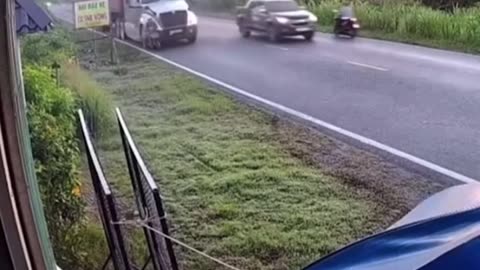 🚛💥 Truck Crashes Into Bike From Behind! Shocking Road Accident Caught on Camera 😱🏍️