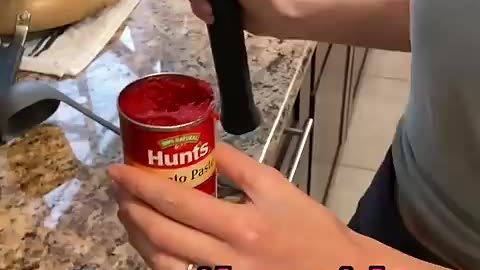 Breaking: Kitchen hack is easy and clean! 🍅