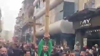 Syrian Christians showed unbelievable courage by raising their crosses despite