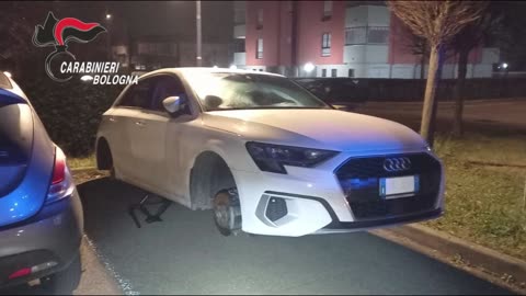 Bologna - La proprietaria li filma mentre rubano le ruote della sua auto (10.02.25)