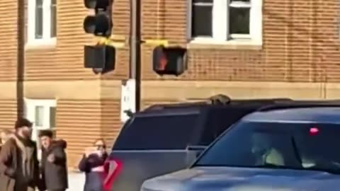 New video of Alex Pretti trying to bait federal agents into assaulting him