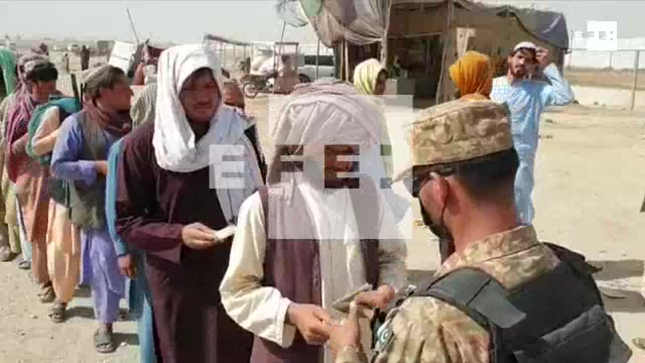 Afganos abandonan el país por la frontera con Pakistán