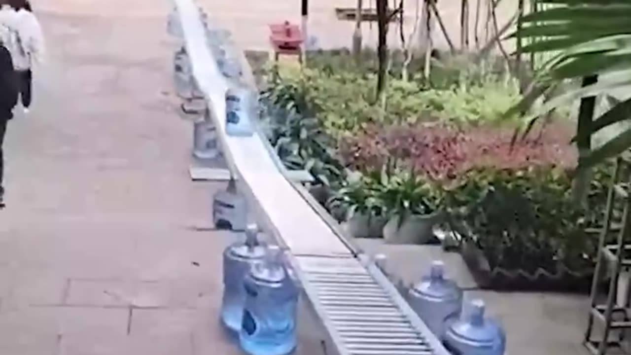 A water deliveryman's clever invention!.hd