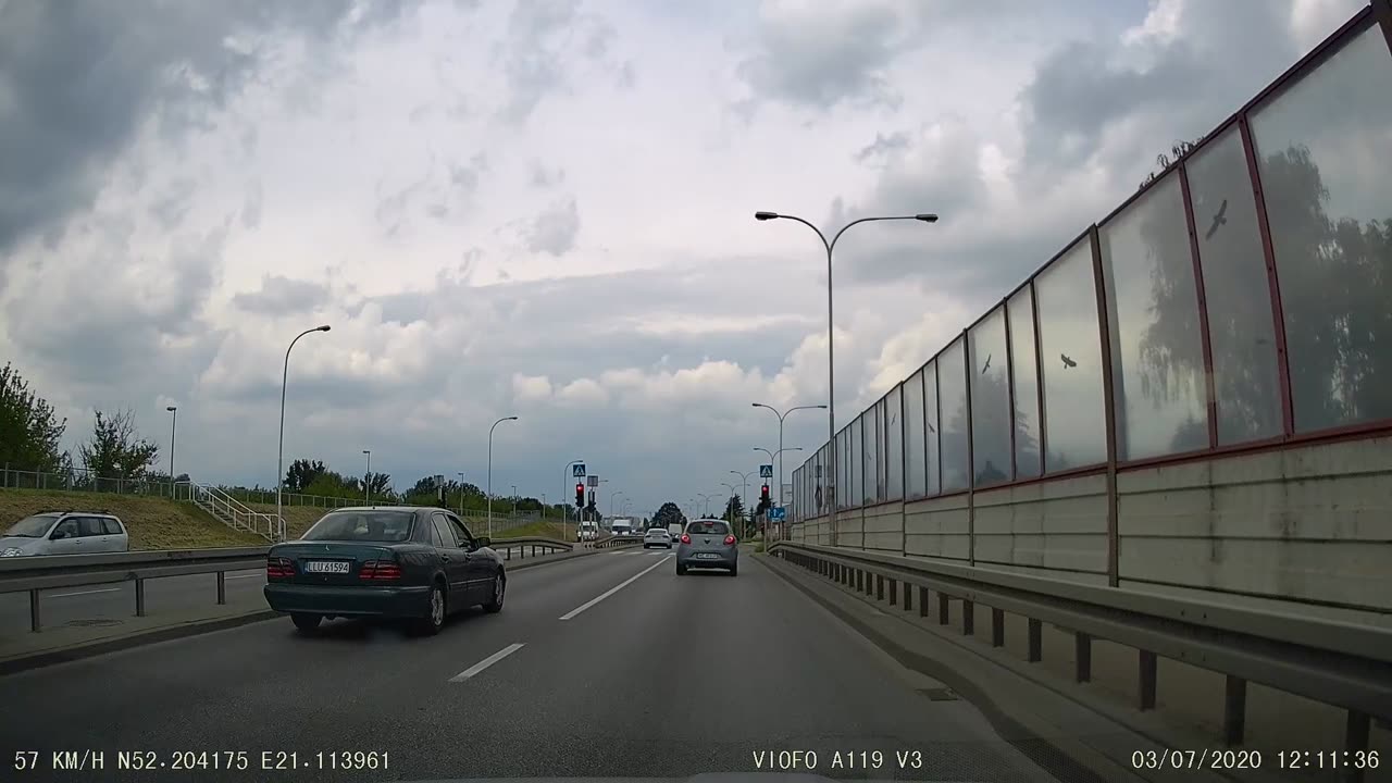 Wjazd na przejście dla pieszych na czerwonym świetle