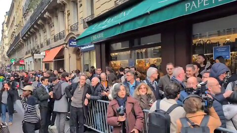 🇫🇷The video shows a huge line outside the Lamartine bookstore in