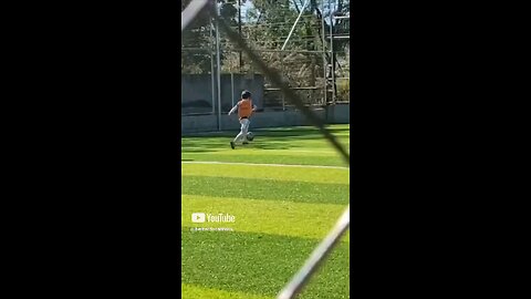 @bernardocanhoto aos 8 anos🙂🙇🏻‍♂️"cavadinha" #soccer #boy #garoto #gol #goal ⚽ futebol