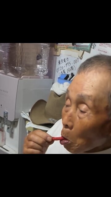 Abuelos japoneses prueban Takis Fuego por primera vez