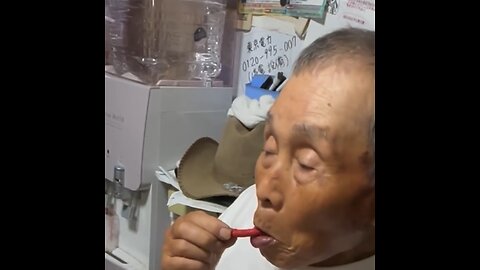 Abuelos japoneses prueban Takis Fuego por primera vez