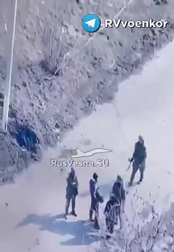 🇷🇺🇺🇦 Civilians greet the Russian soldiers in Martinovka, after the Ukrainian army was pushed out.