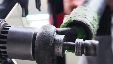 The bicycle bottom bracket carriage is jammed. How can remove bottom bracket ?