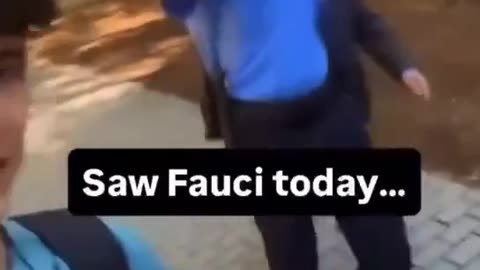 Fauci był widziany publicznie z ochroną. Powinien być w więzieniu.