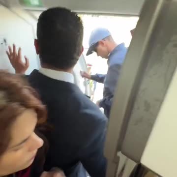 Agente marroquí impide a delegación del partido Podemos bajar del avion