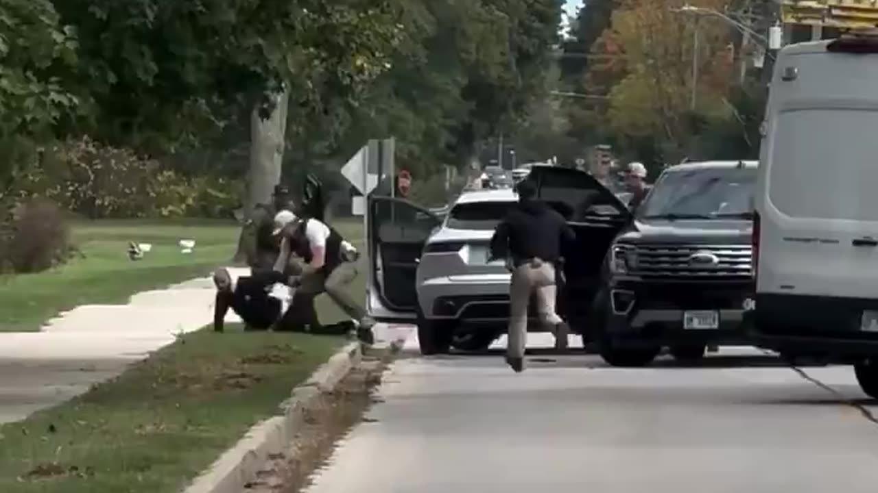 DHS agents have to forcibly detain a suspect from their vehicle in Beach Park, Illinois.