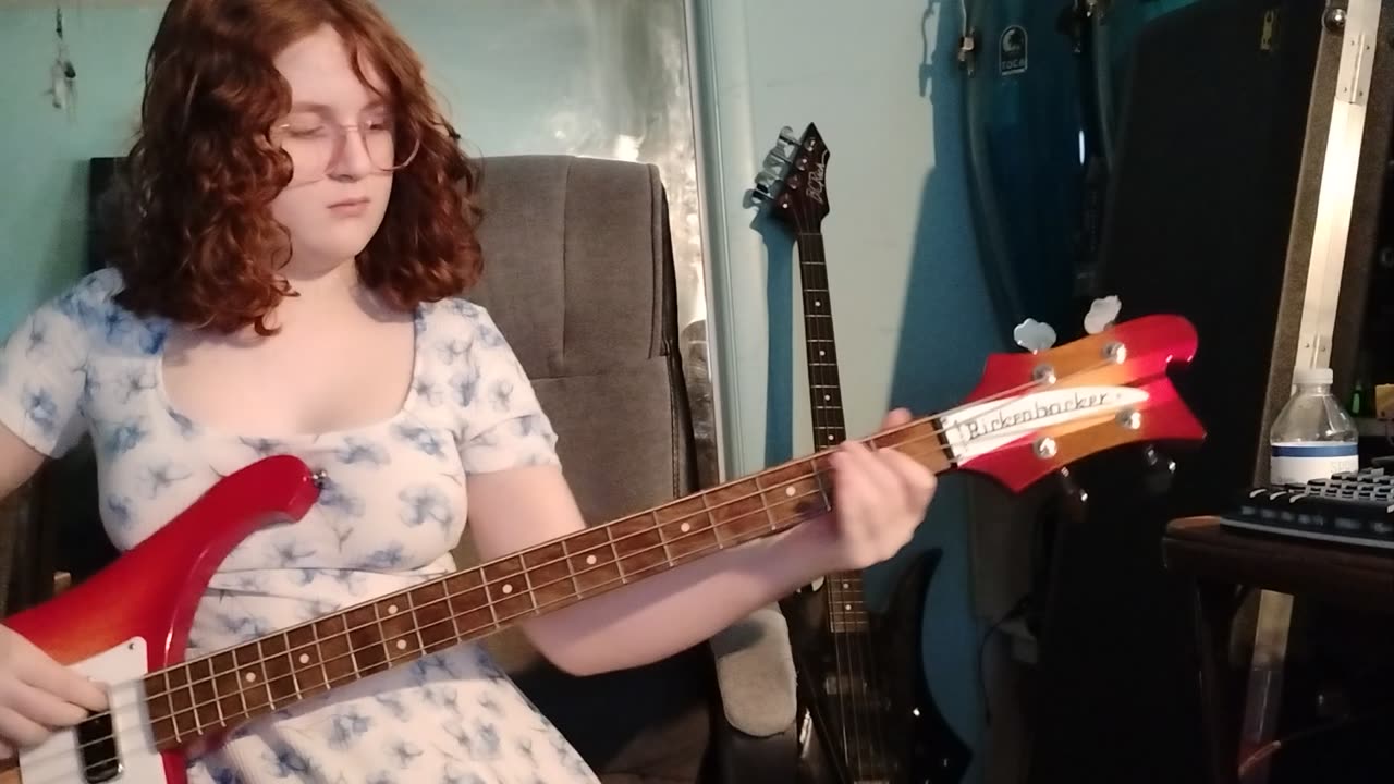 I Love LA/Randy Newman bass play along with Cara.