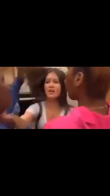 White Girl Brutally Assaulted By Diversity For No Reason