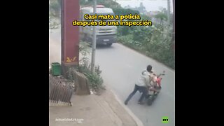 🤯 Motociclista empuja a un policía contra un camión en movimiento