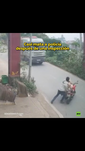 🤯 Motociclista empuja a un policía contra un camión en movimiento