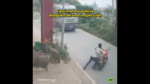 🤯 Motociclista empuja a un policía contra un camión en movimiento