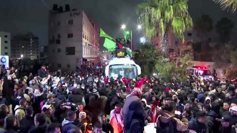 Palestinians welcome buses carrying prisoners freed in ceasefire