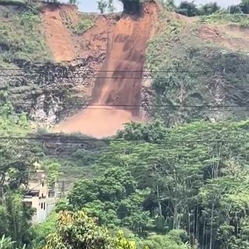 Indonezi, 13 fëmijë humbin jetën për shkak të rrëshqitjes së dheut në qytetin e Papuan