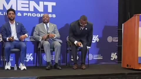 Chicago Mayor Brandon Johnson gets loudly BOOed on stage at the Congressional 