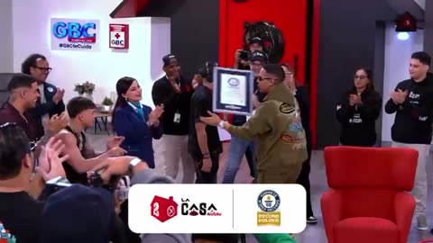 VIDEO: Alofoke recibe Récord Guinness por La Casa de Alofoke 2