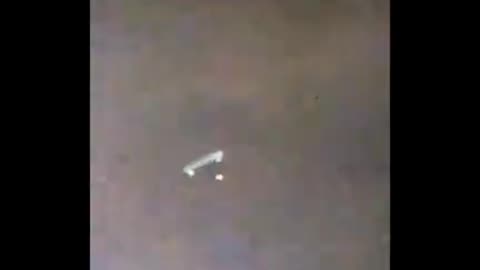 🚨 Un petit OVNI plane au-dessus de cet OVNI ressemblant à un TR-3B et obtient une mise sous tension.