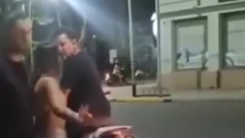 Saladillo: golpeó violentamente a su hija por andar en moto sin casco y quedó filmado