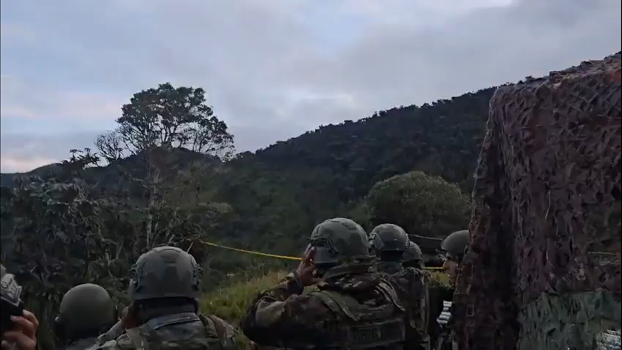 The Ecuadorian Army's artillery corps spectacularly fires