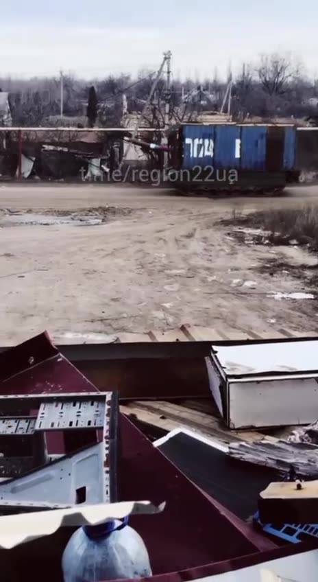 Russians Now Attaching Entire Shipping Containers to Tanks