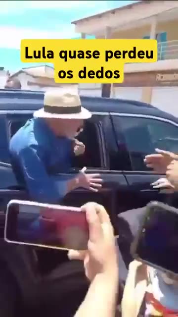 Tente não rir com Lula quase perdendo os dedos