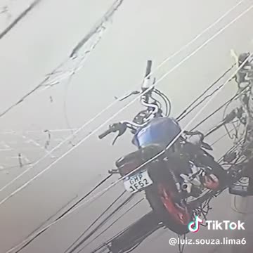 motorcycle will mysteriously end up in the power grid in the city of São Paulo