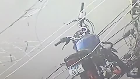 motorcycle will mysteriously end up in the power grid in the city of São Paulo