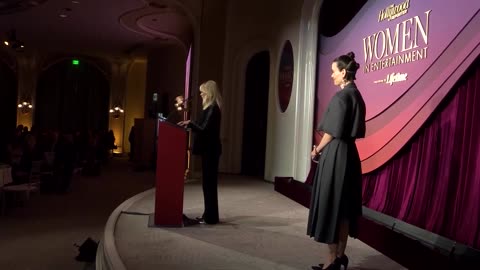 Goldie Hawn pays tearful tribute to Diane Keaton at Hollywood gala