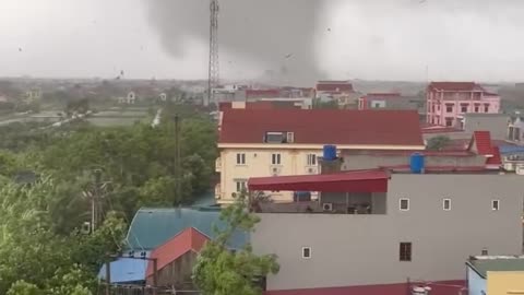 Terrifying tornadoes as Bualoi storm hits Vietnam