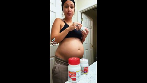 Pregnant woman films herself taking Tylenol