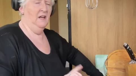 Positive attitude will help you live for many years! Love it!🎶