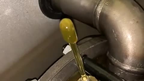 🔭💧 Watch This Oil Spout Create A Perfect, Satisfying Flow! | FeedMyCuriosity