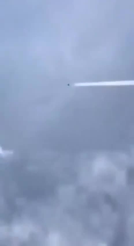 Observe closely as the chemtrail plane switches off the sprayers