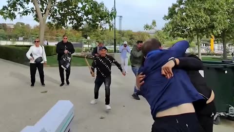 Fighting Scammers in Paris! (fart spray gun 📷 + pepper spray + violence). Hell yeah!